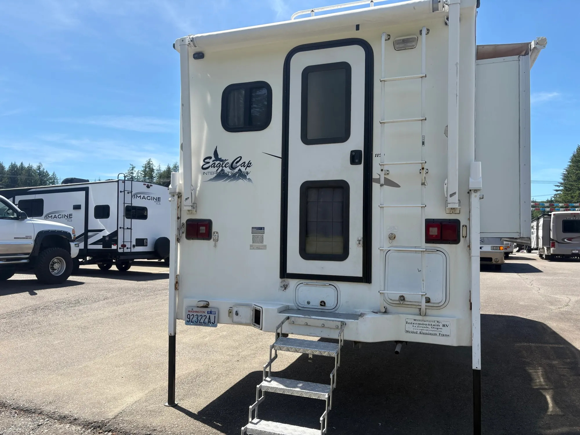 2005 Adventurer Manufacturing Eagle Cap 1150 in shelton WA