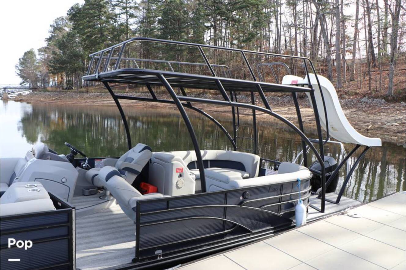 A photo of this 2025 Bennington 26 L Double Decker