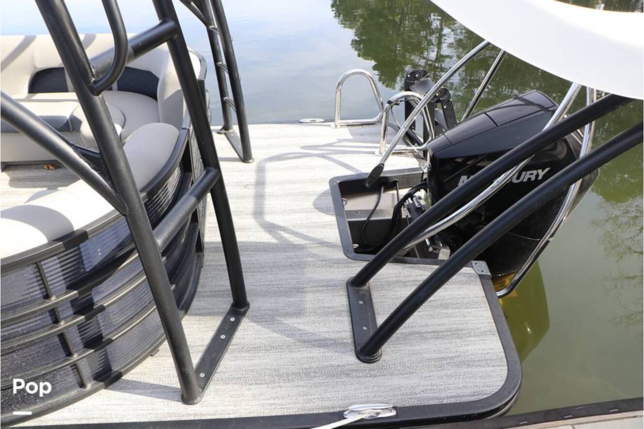A photo of this 2025 Bennington 26 L Double Decker