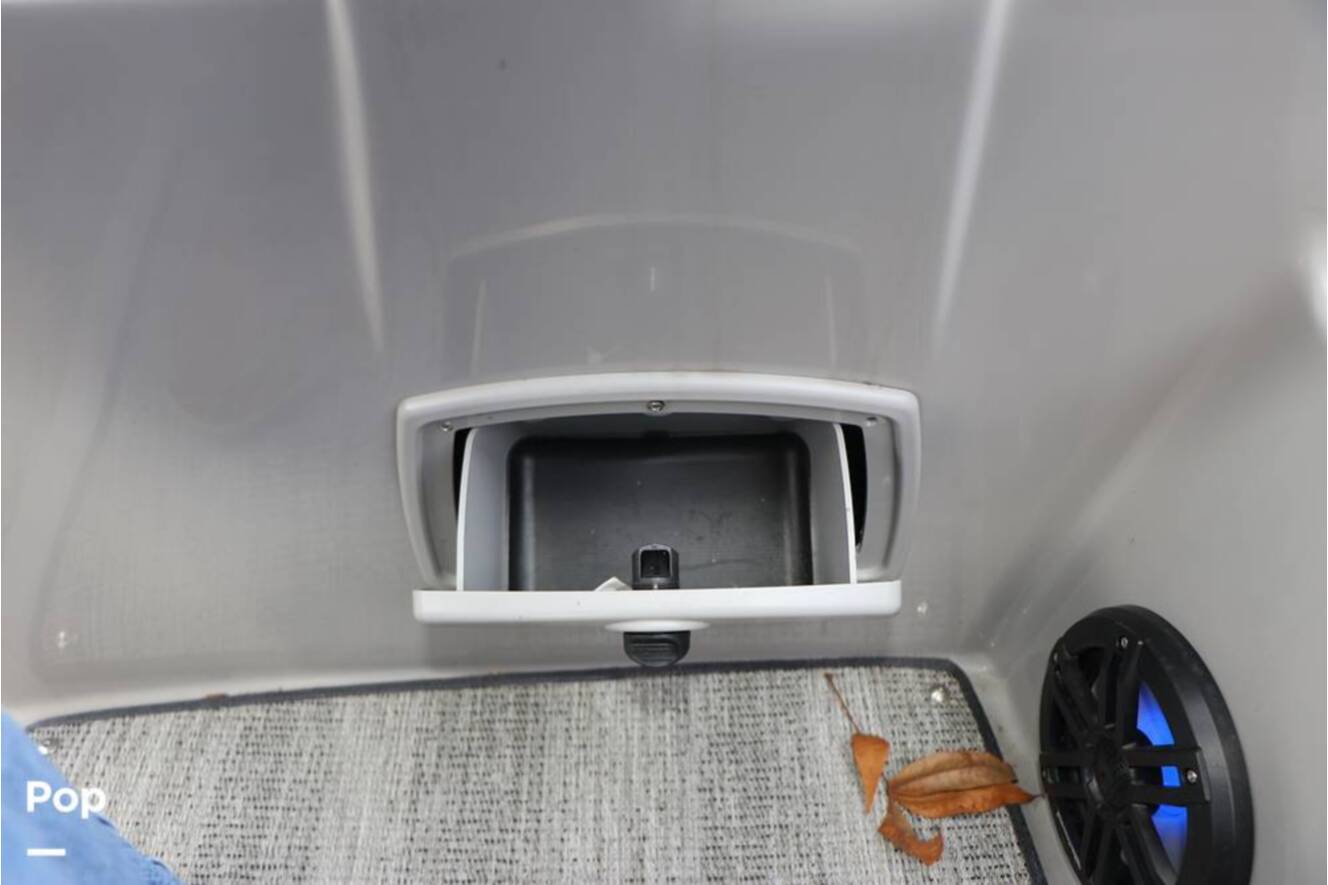 A photo of this 2025 Bennington 26 L Double Decker