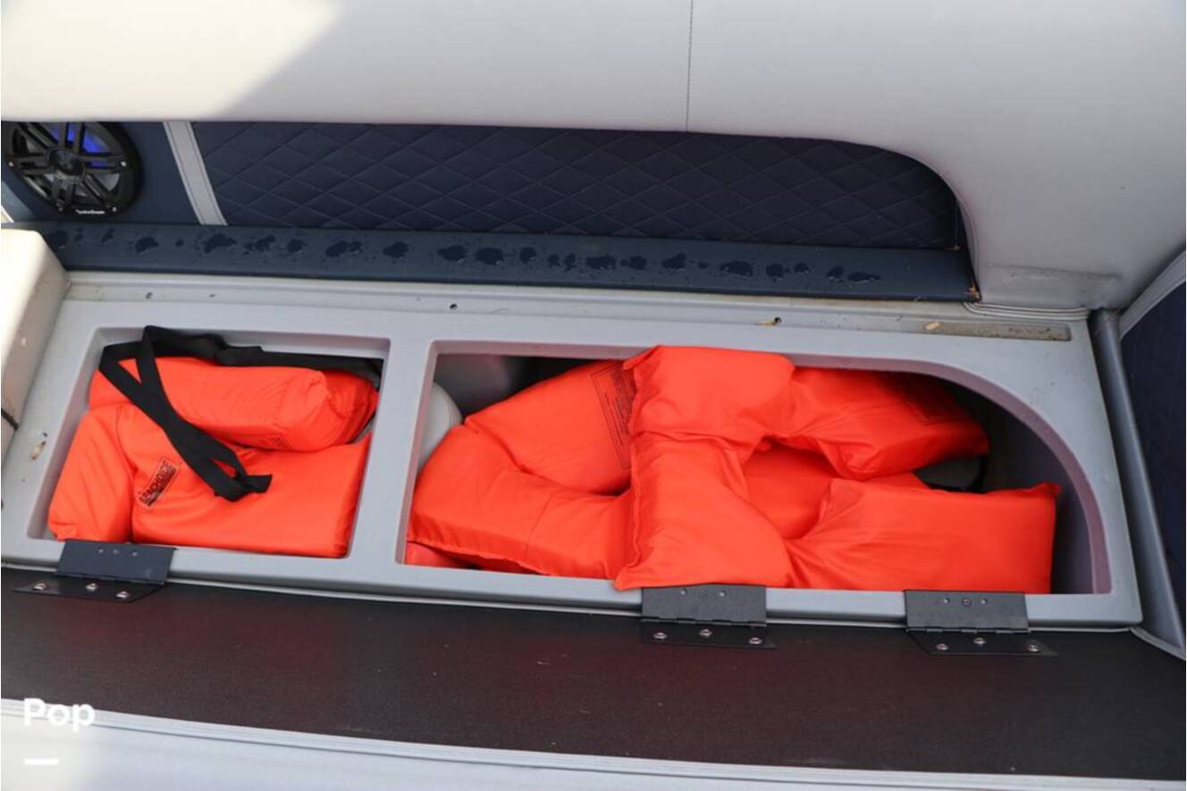 A photo of this 2025 Bennington 26 L Double Decker
