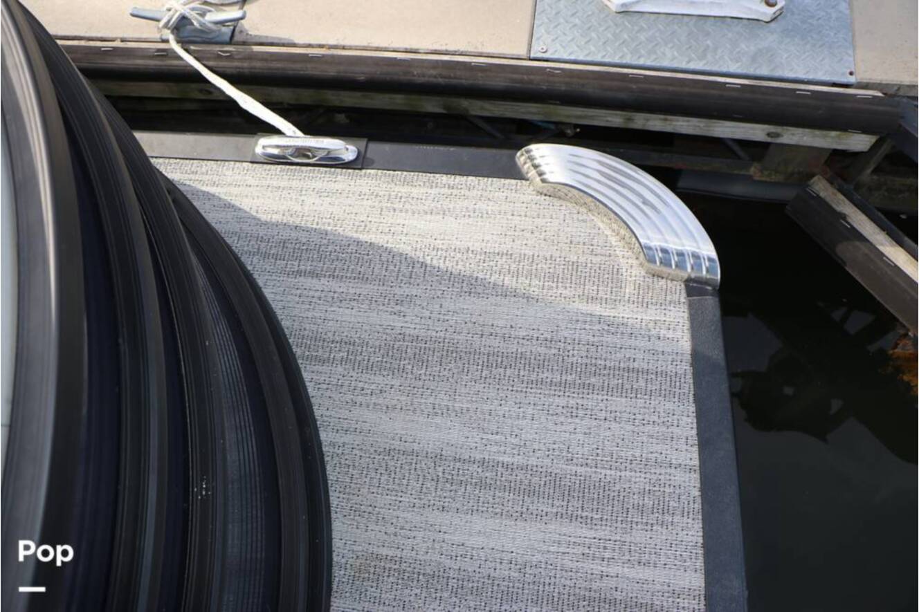 A photo of this 2025 Bennington 26 L Double Decker