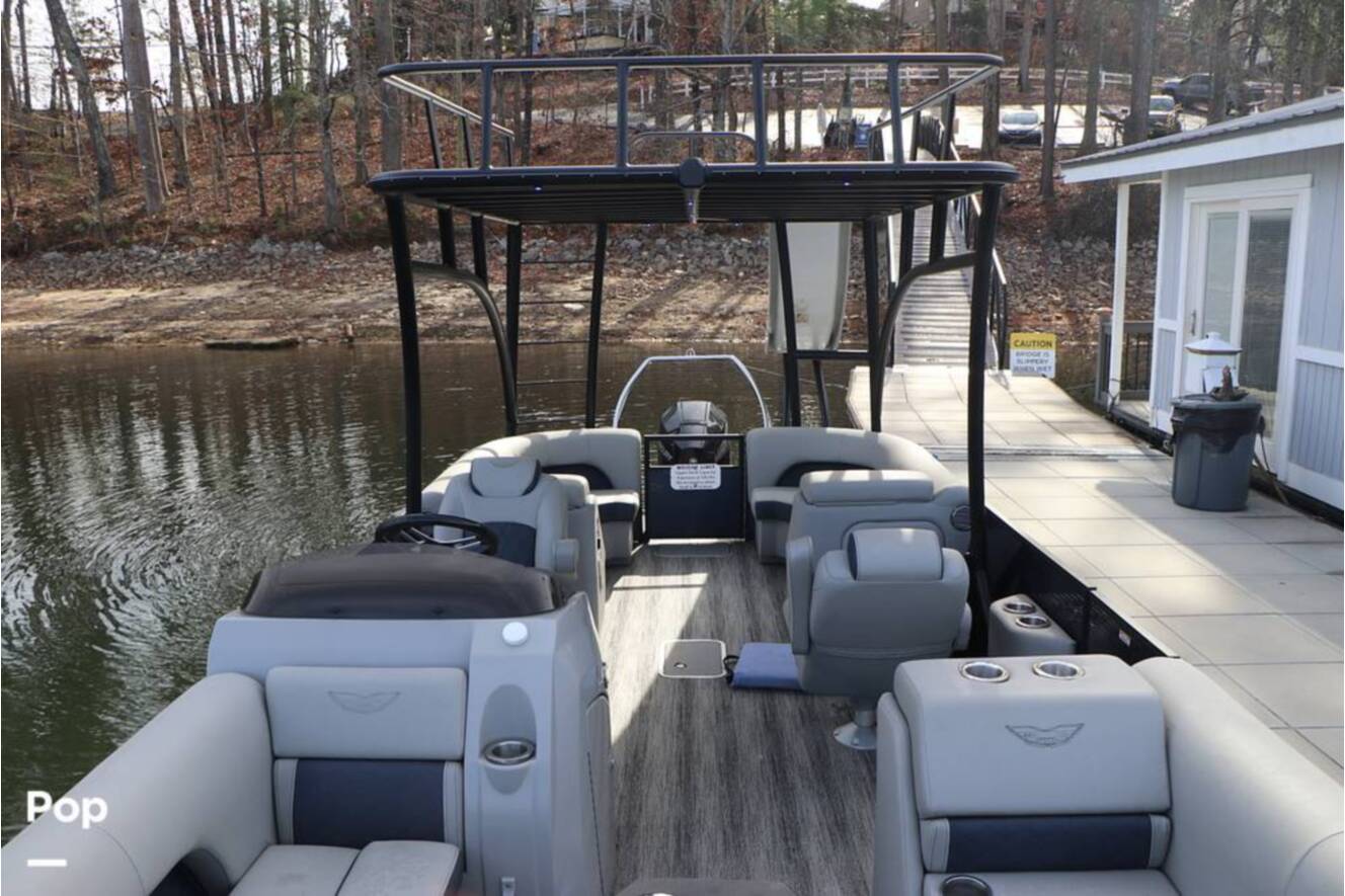 A photo of this 2025 Bennington 26 L Double Decker