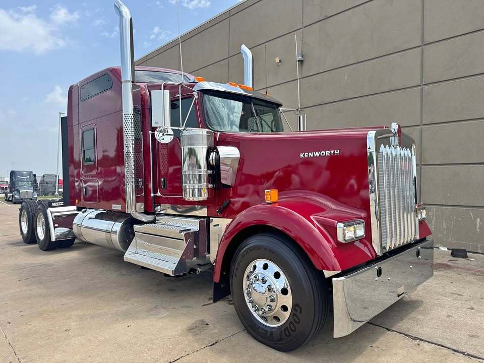 2027 KENWORTH W900L in Dallas, TX