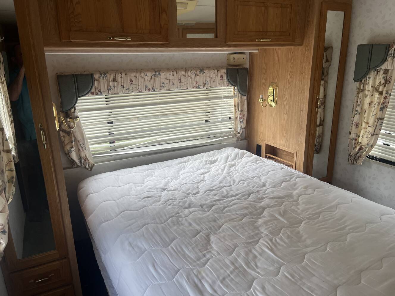 A photo of this 1998 Georgie Boy 32' Class A Rv