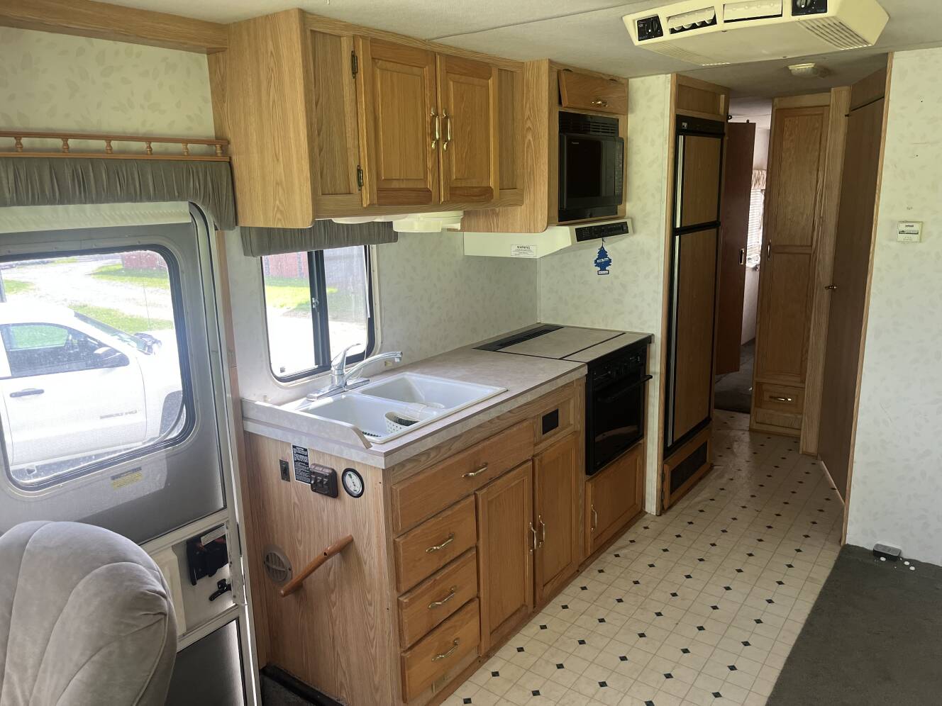 A photo of this 1998 Georgie Boy 32' Class A Rv