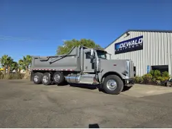 2015 PETERBILT 389