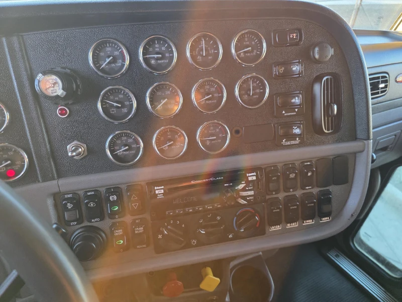 2015 PETERBILT 389