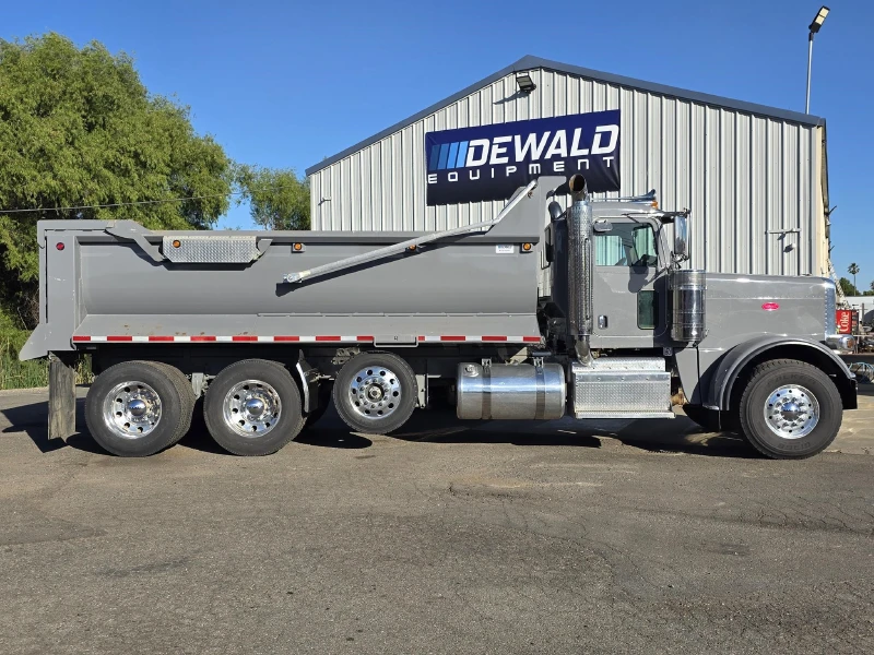 2015 PETERBILT 389