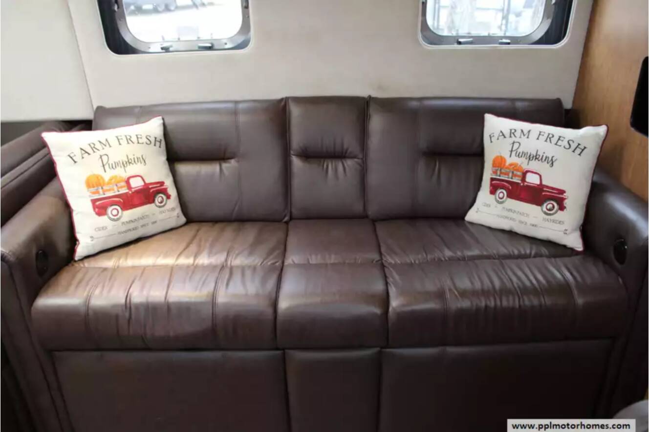 A photo of this 2018 Airstream Airstream Classic 33FBQ