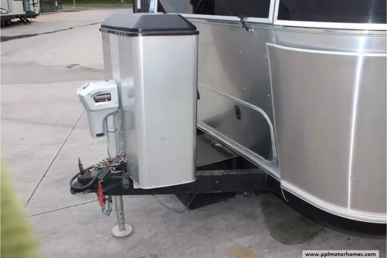 A photo of this 2018 Airstream Airstream Classic 33FBQ