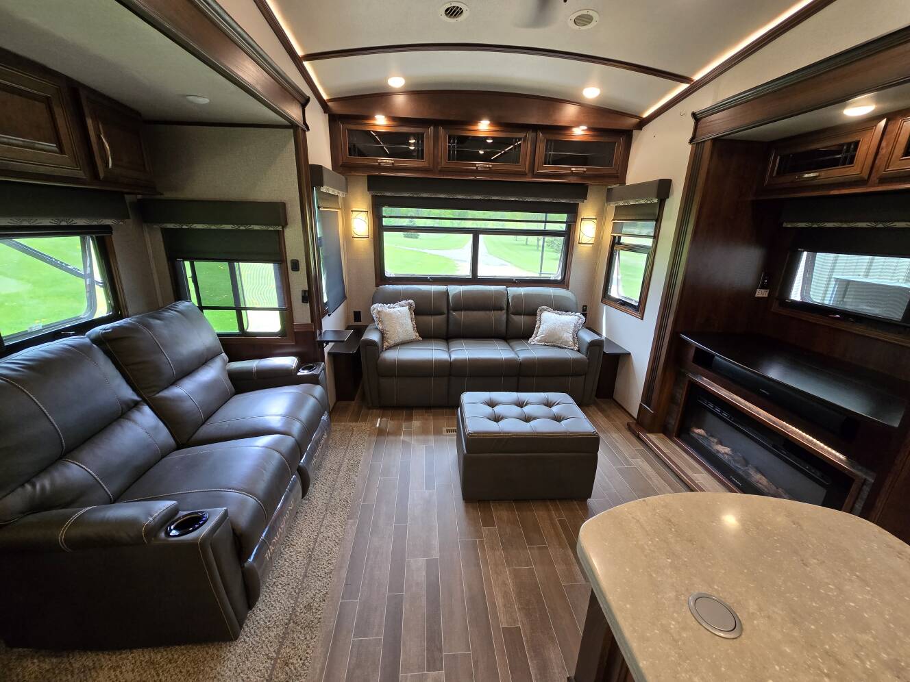 A photo of this 2019 Jayco PINNACLE 36SSWS