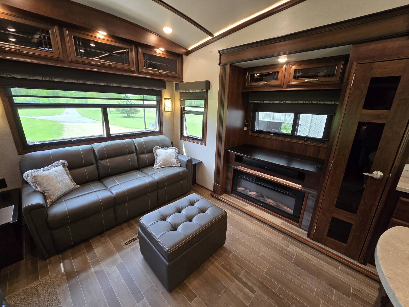 A photo of this 2019 Jayco PINNACLE 36SSWS