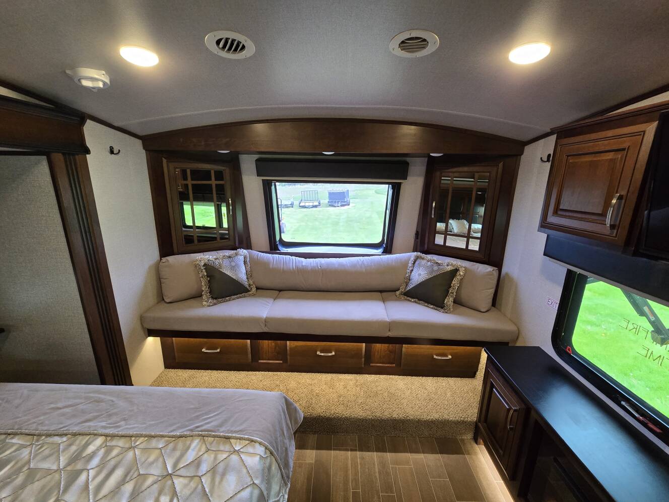 A photo of this 2019 Jayco PINNACLE 36SSWS