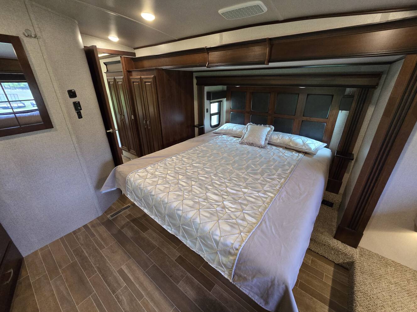 A photo of this 2019 Jayco PINNACLE 36SSWS
