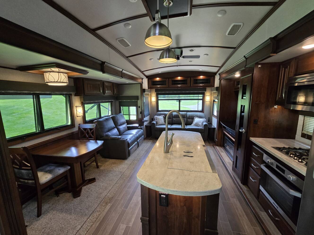A photo of this 2019 Jayco PINNACLE 36SSWS