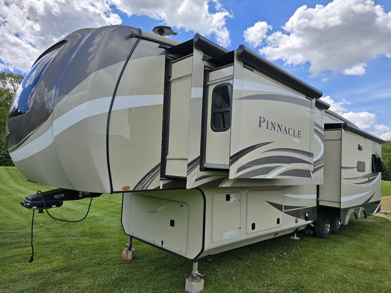 A photo of this 2019 Jayco PINNACLE 36SSWS