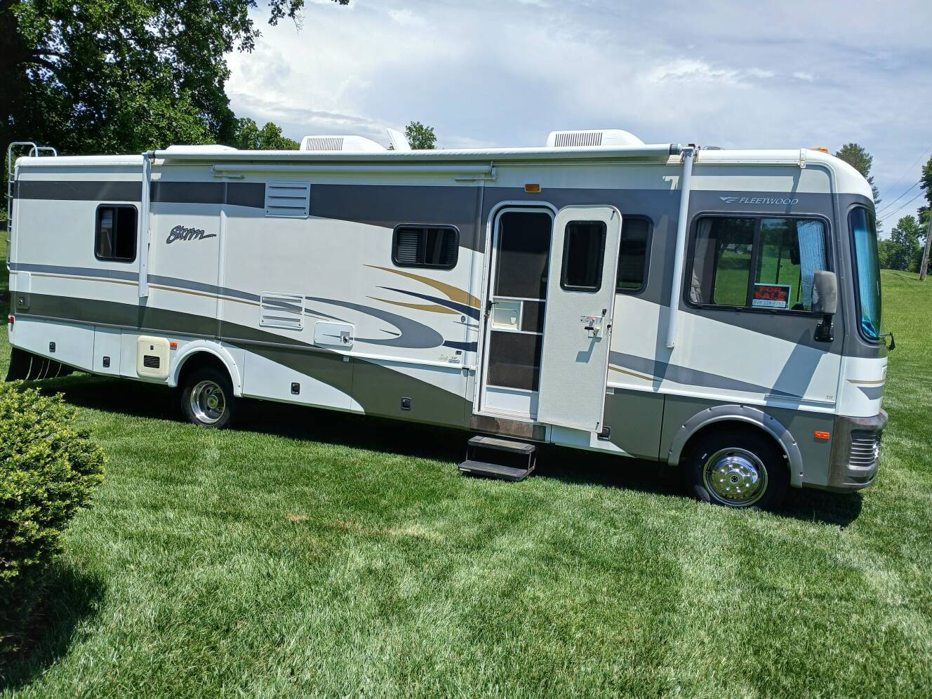 A photo of this 2005 Fleetwood STORM 34F