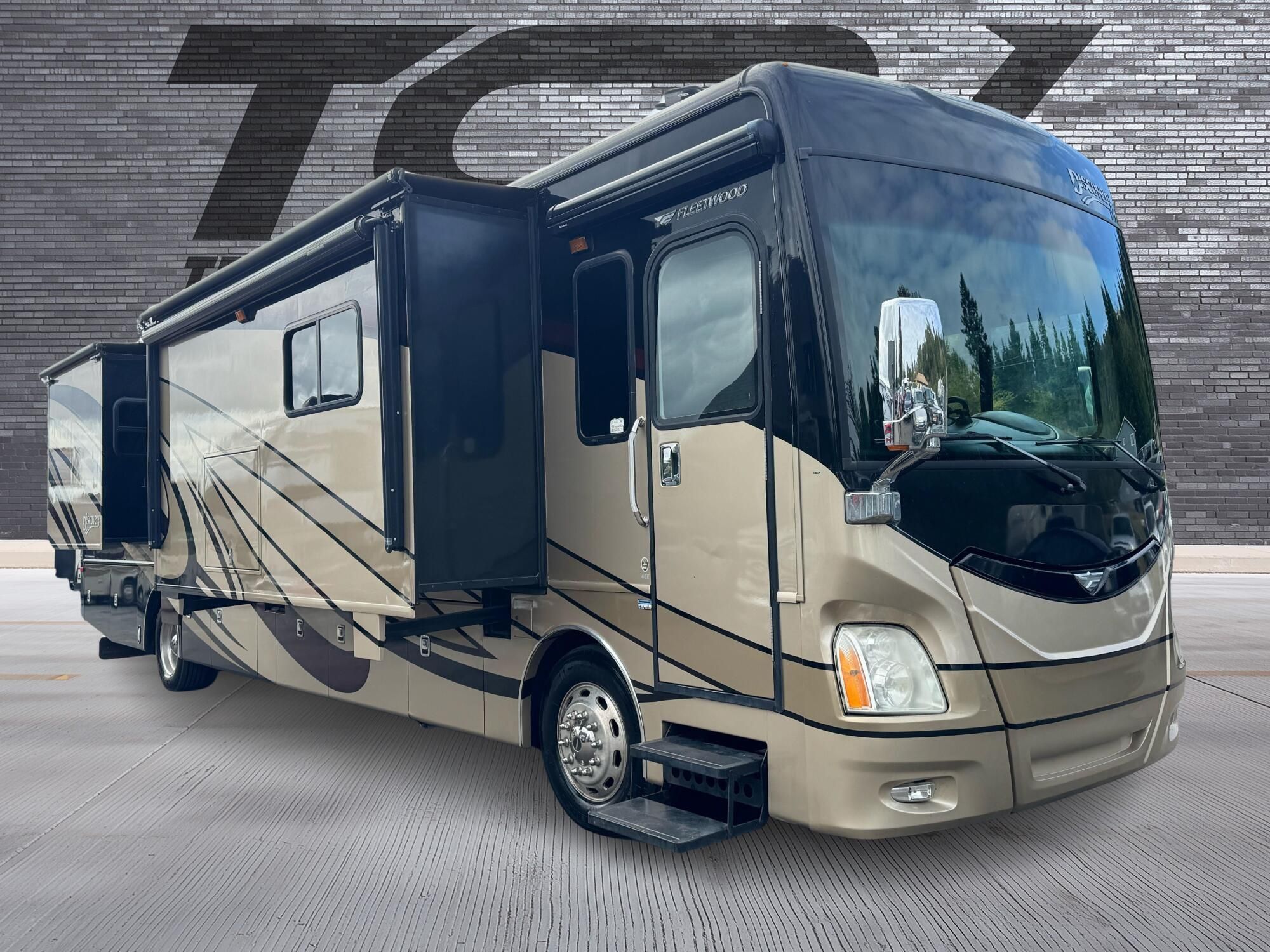 2014 Fleetwood Discovery Class A Diesel Motorhome - Diesel Pusher RV
