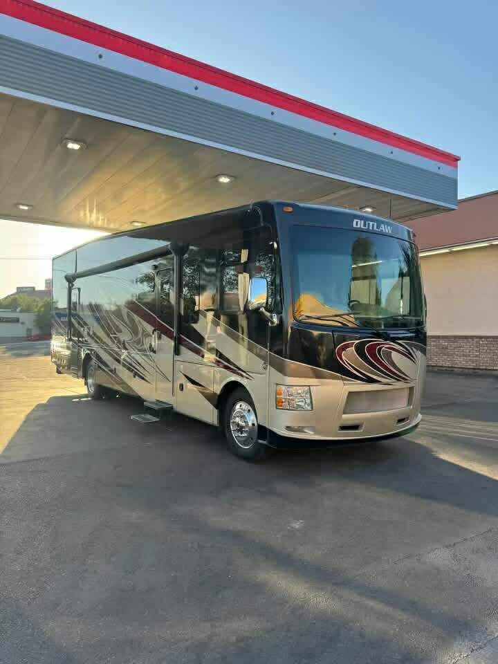 2015 Thor Motor Coach OUTLAW 37LS RV