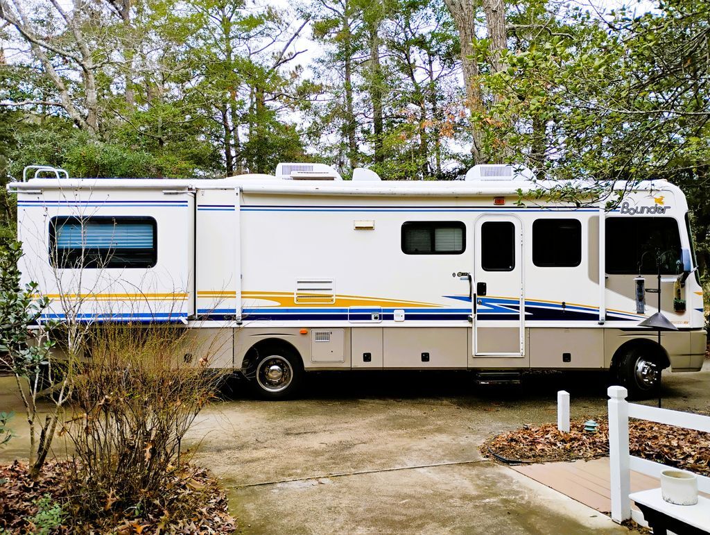 2003 Fleetwood Bounder 32W RV
