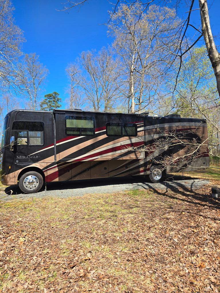 2019 Thor Motor Coach Miramar 35.2 in orange VA