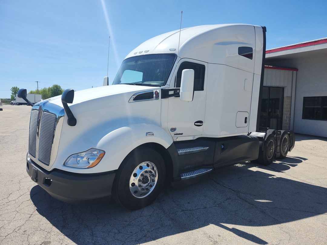 2021 KENWORTH T680 in Pewaukee, WI