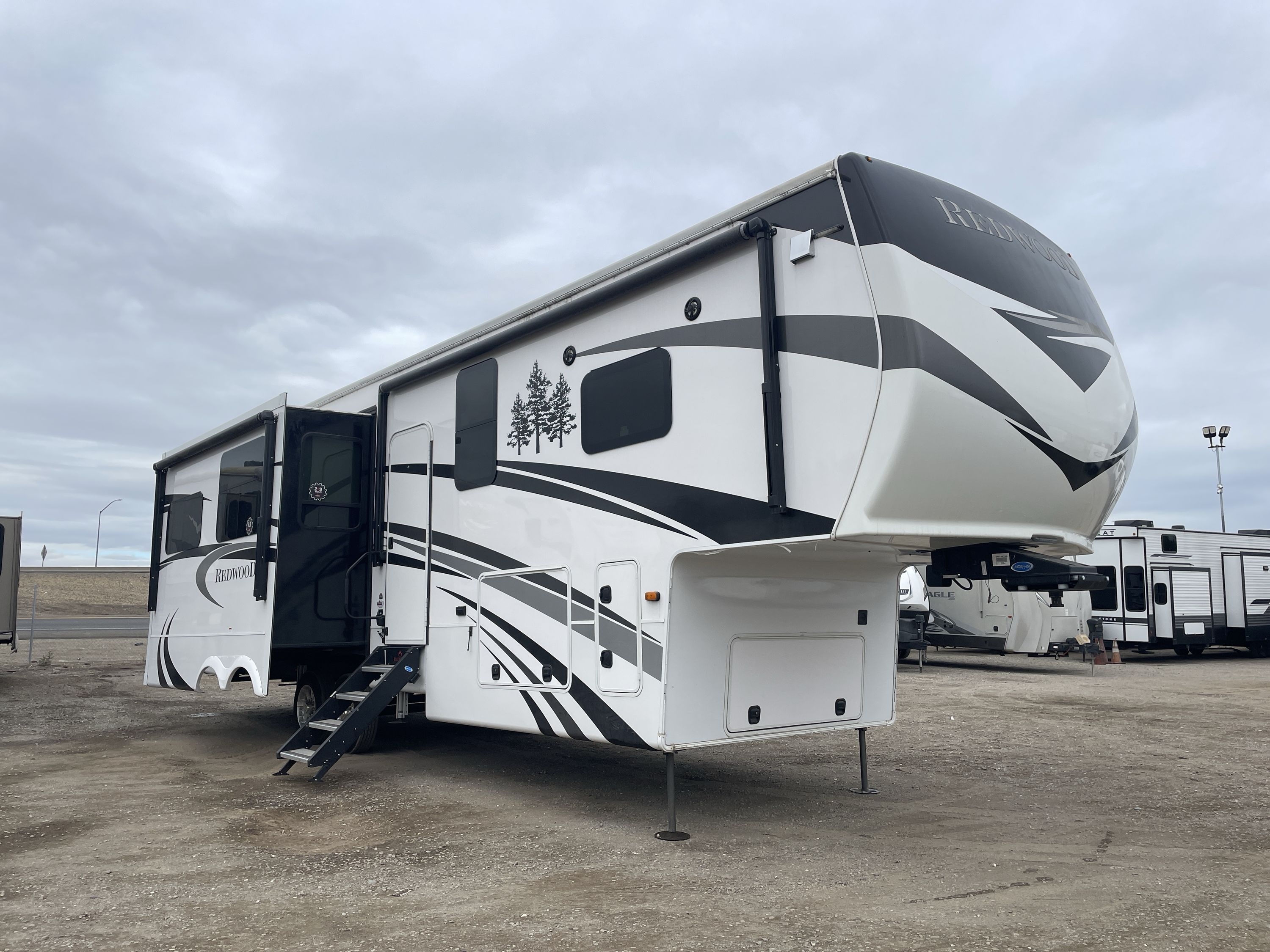 2021 Crossroads REDWOOD 3401RL in french camp CA