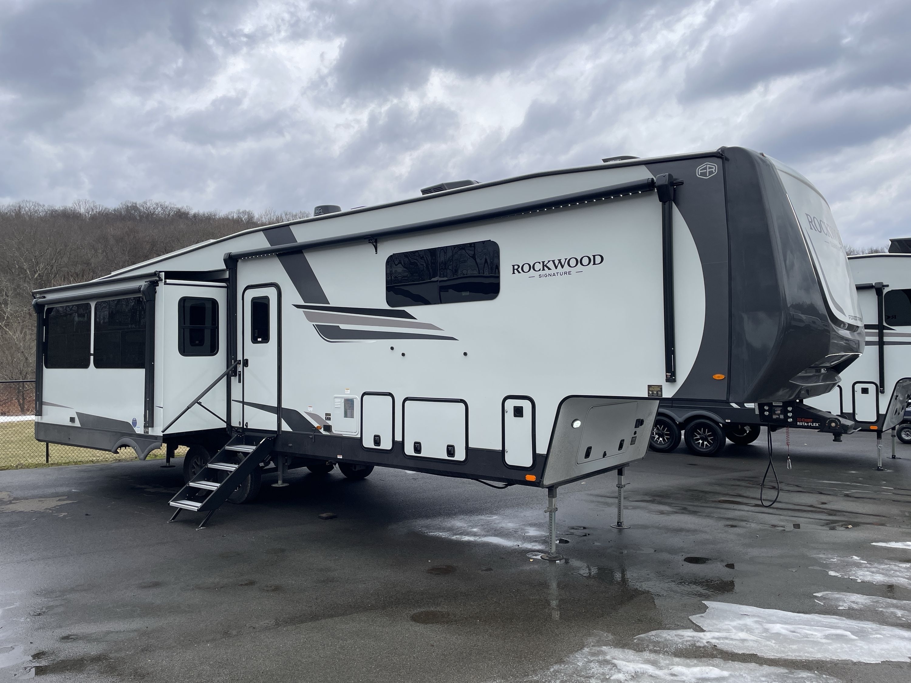 2026 Forest River ROCKWOOD SIGNATURE 401SFB in apollo PA