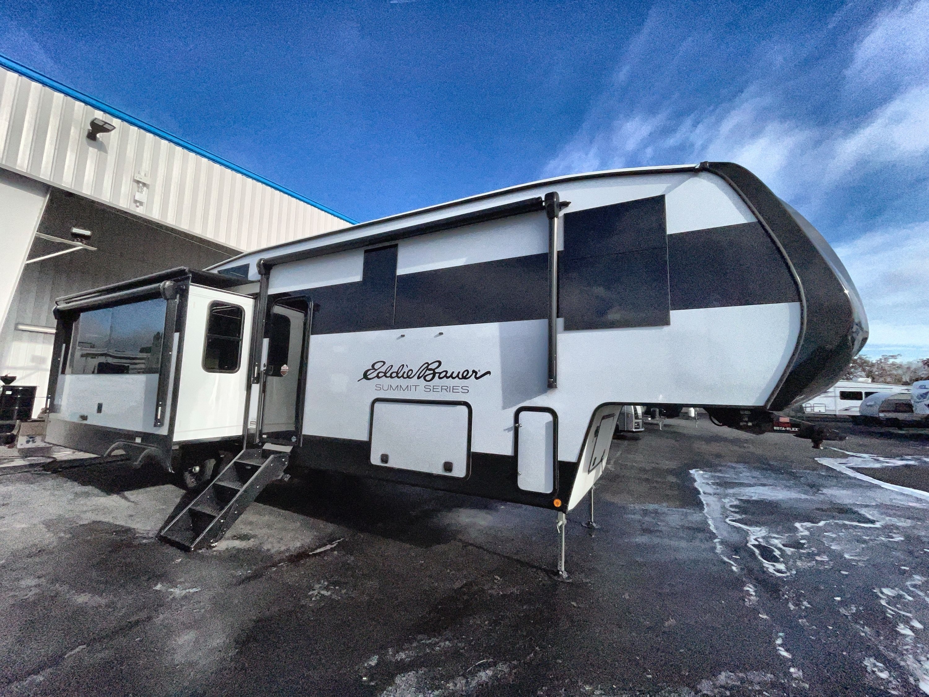 2026 Dutchmen EDDIE BAUER SUMMIT 3210RL in medford OR
