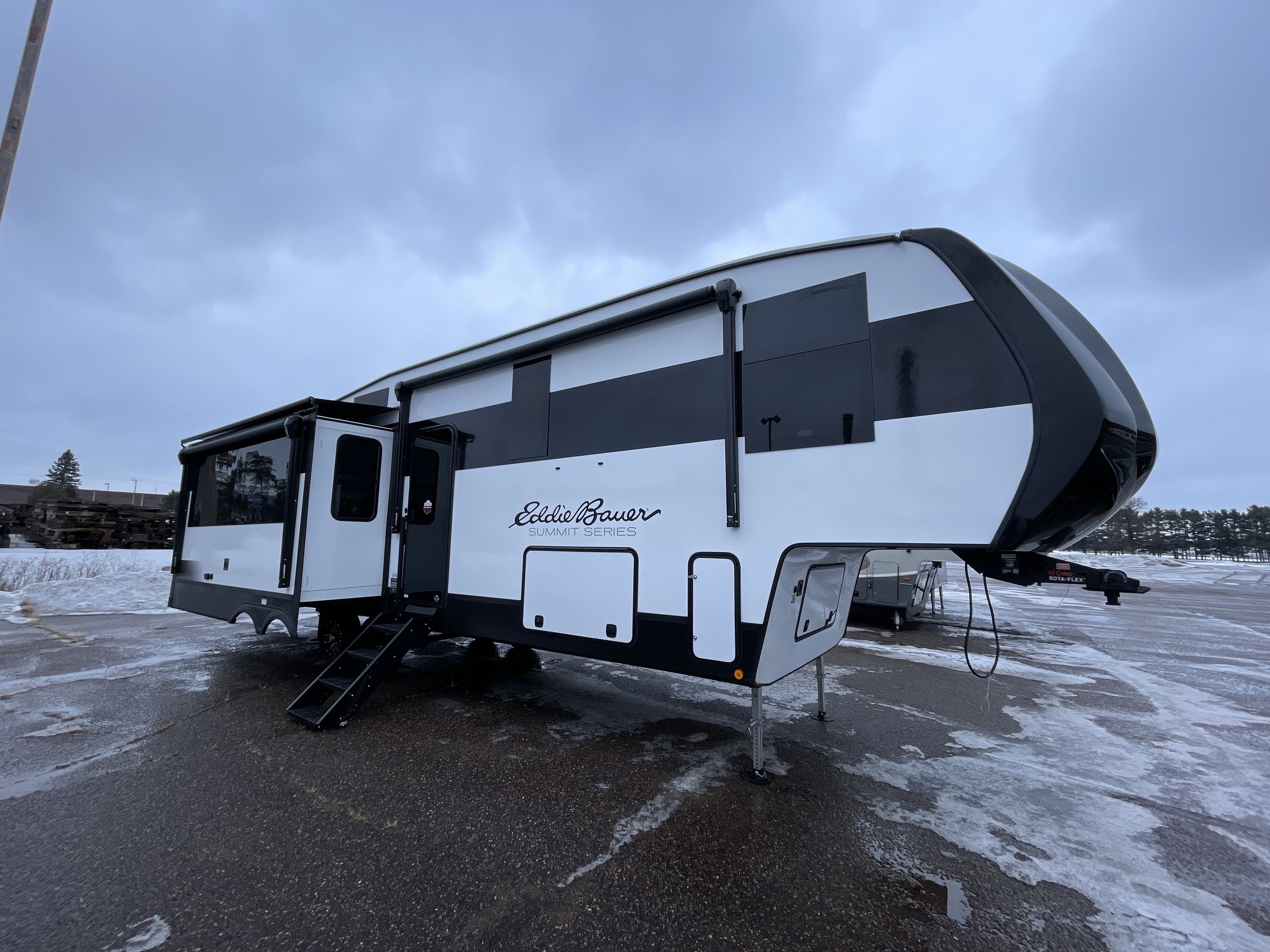 2026 Dutchmen EDDIE BAUER SUMMIT 3210RL in rothschild WI