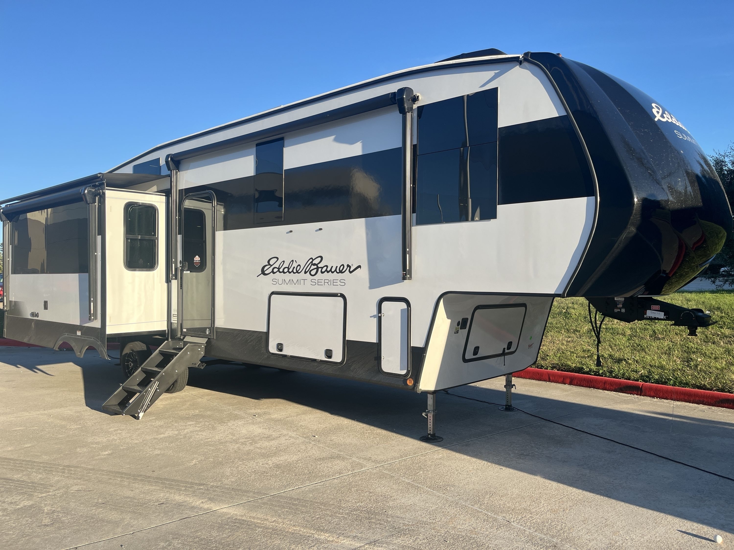 2026 Dutchmen EDDIE BAUER SUMMIT 3210RL in spring TX