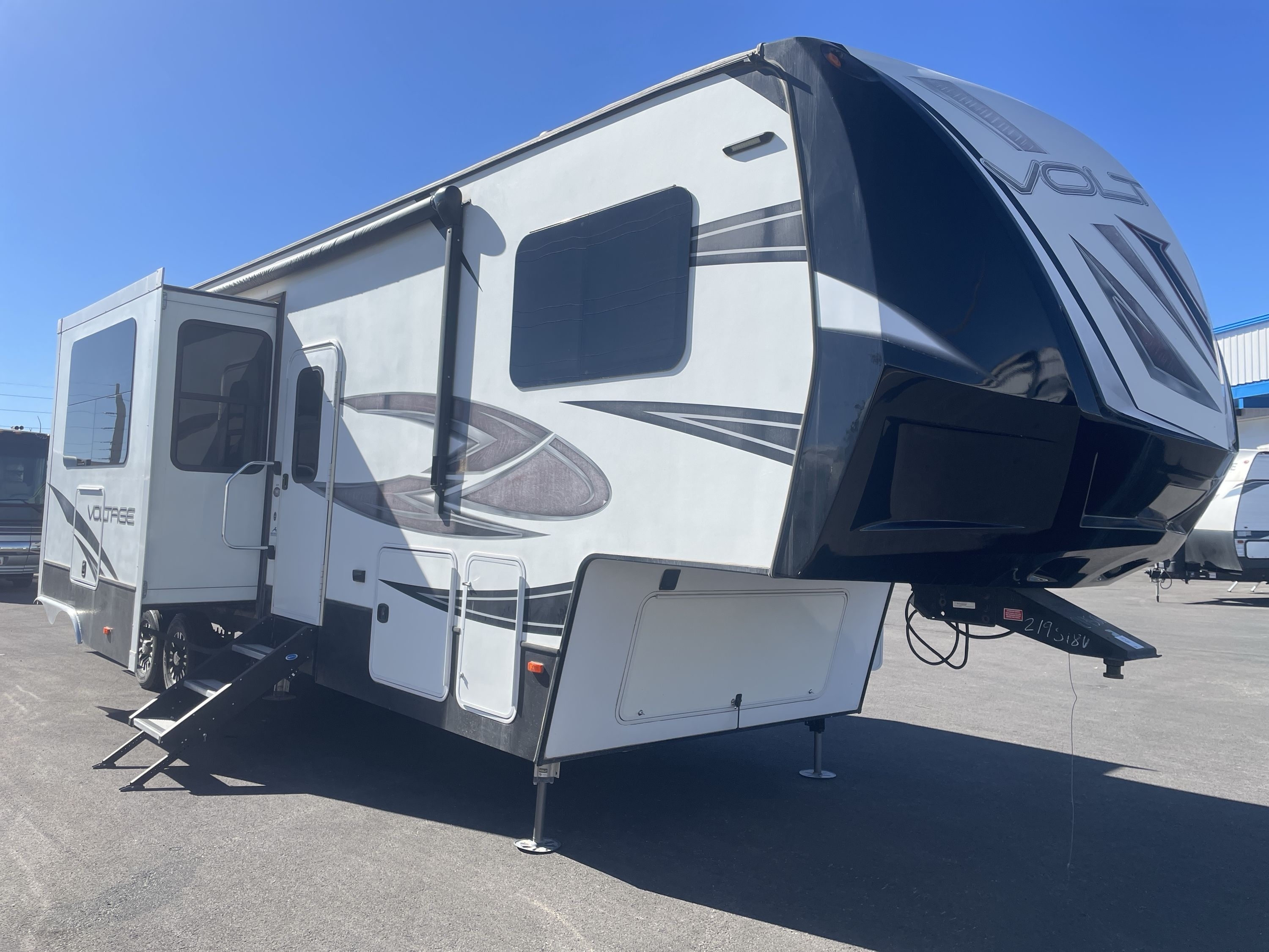 2017 Dutchmen VOLTAGE 3605 Fifth Wheel Toy Hauler RV