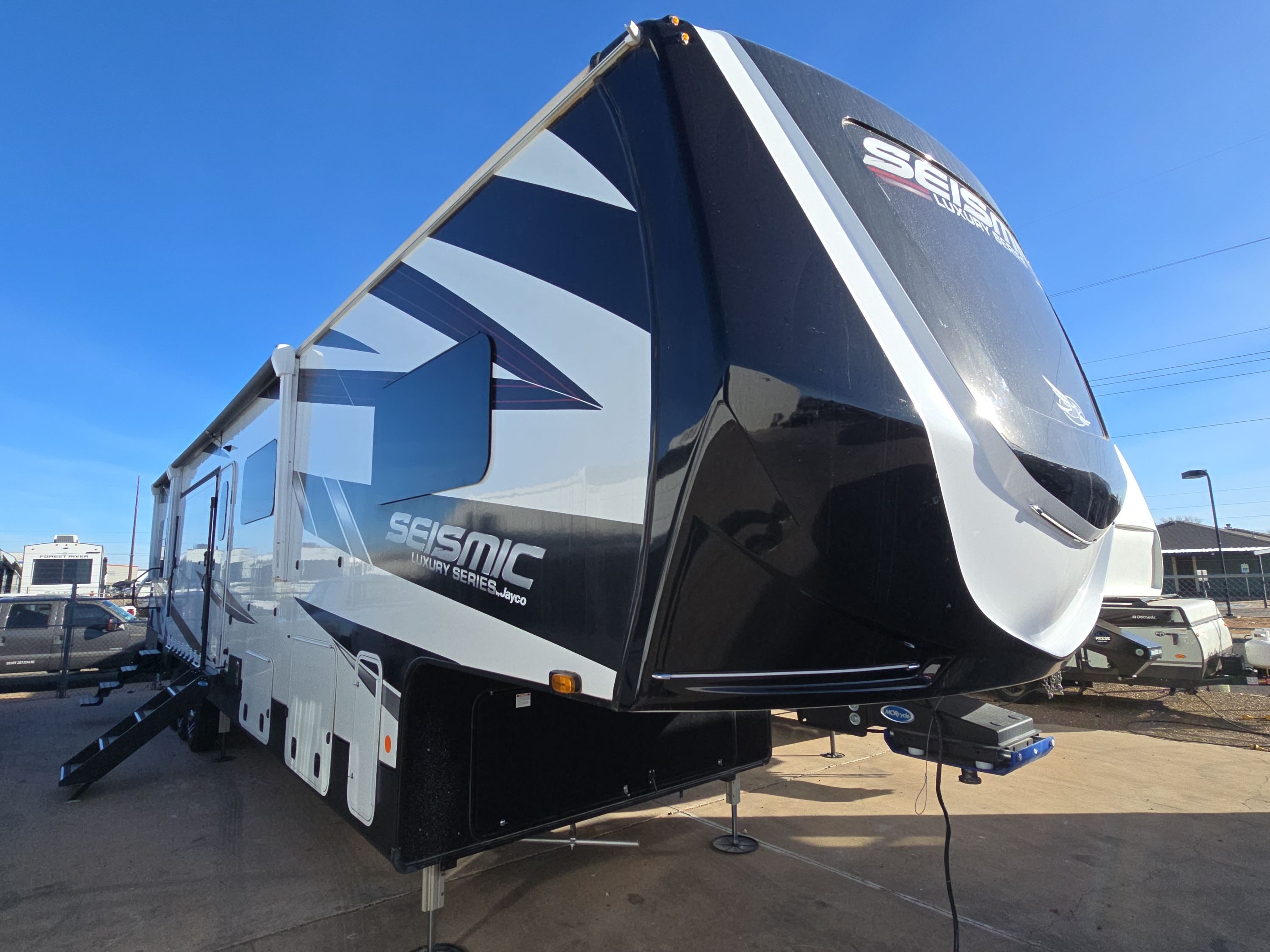 2025 Jayco SEISMIC LUXURY 4113 Fifth Wheel Toy Hauler RV