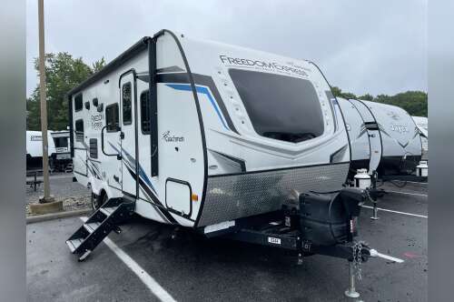 2022 Coachmen FREEDOM EXPRESS ULTRA LITE 238BHS in sunbury OH