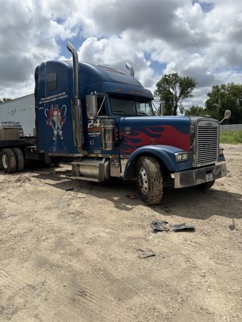 2002 FREIGHTLINER Fld120 in Lancaster, TX