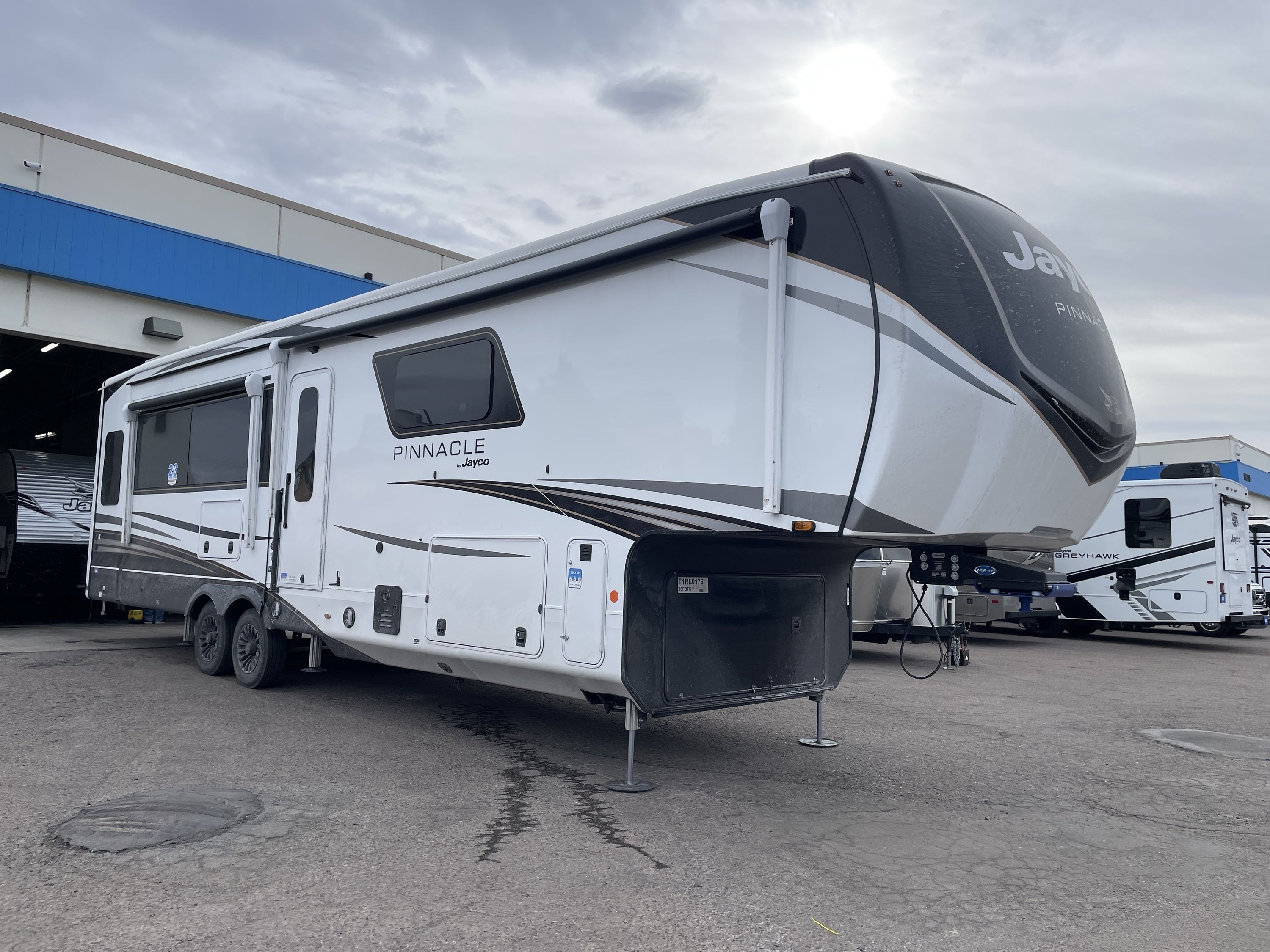 2026 Jayco PINNACLE 36FBTS in golden CO