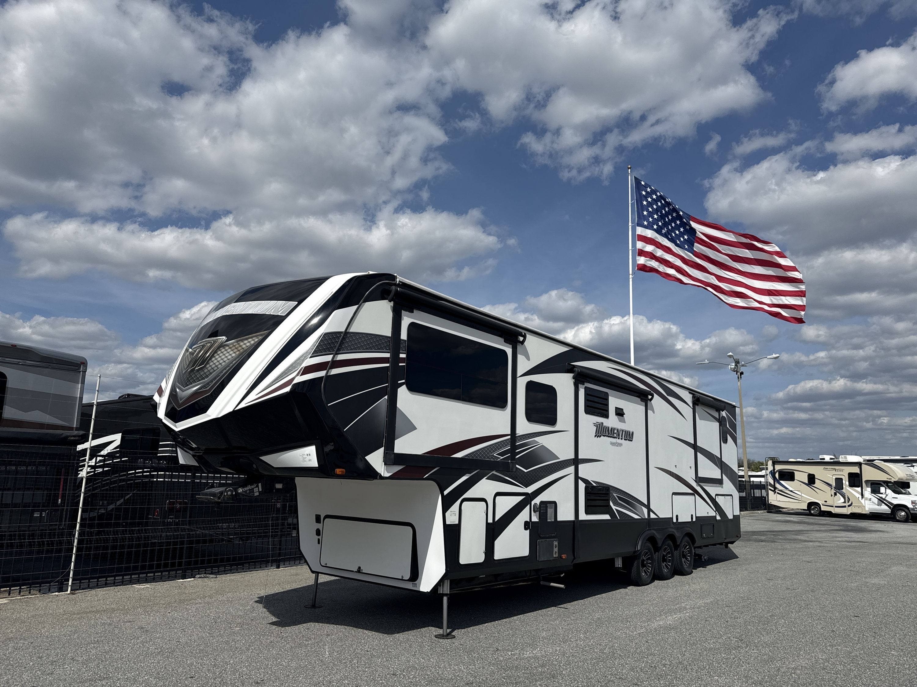 2017 Grand Design MOMENTUM 376TH in summerfield FL