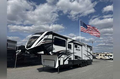 2017 Grand Design MOMENTUM 376TH in summerfield FL
