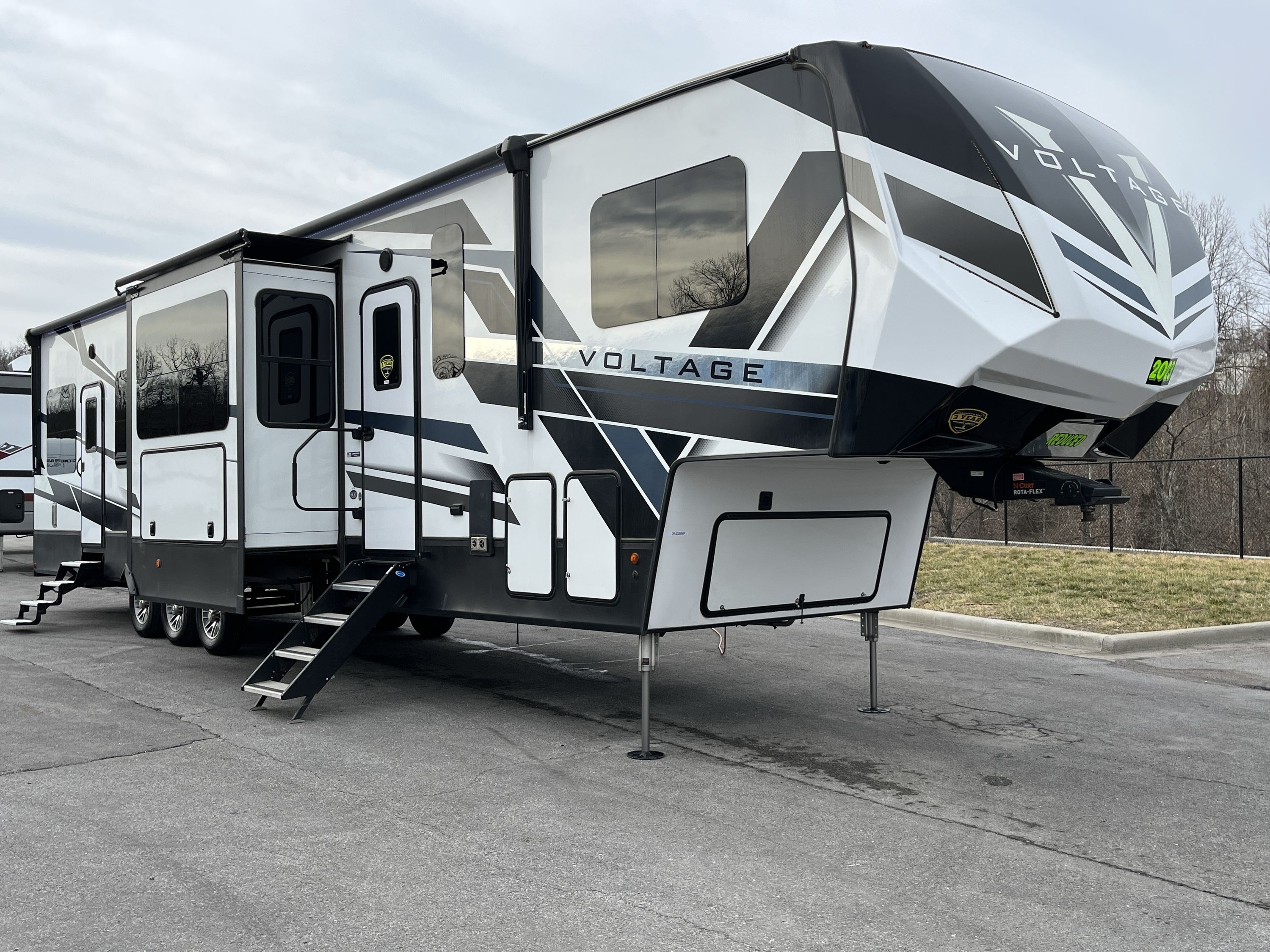 2023 Dutchmen VOLTAGE 4135 Fifth Wheel Toy Hauler RV