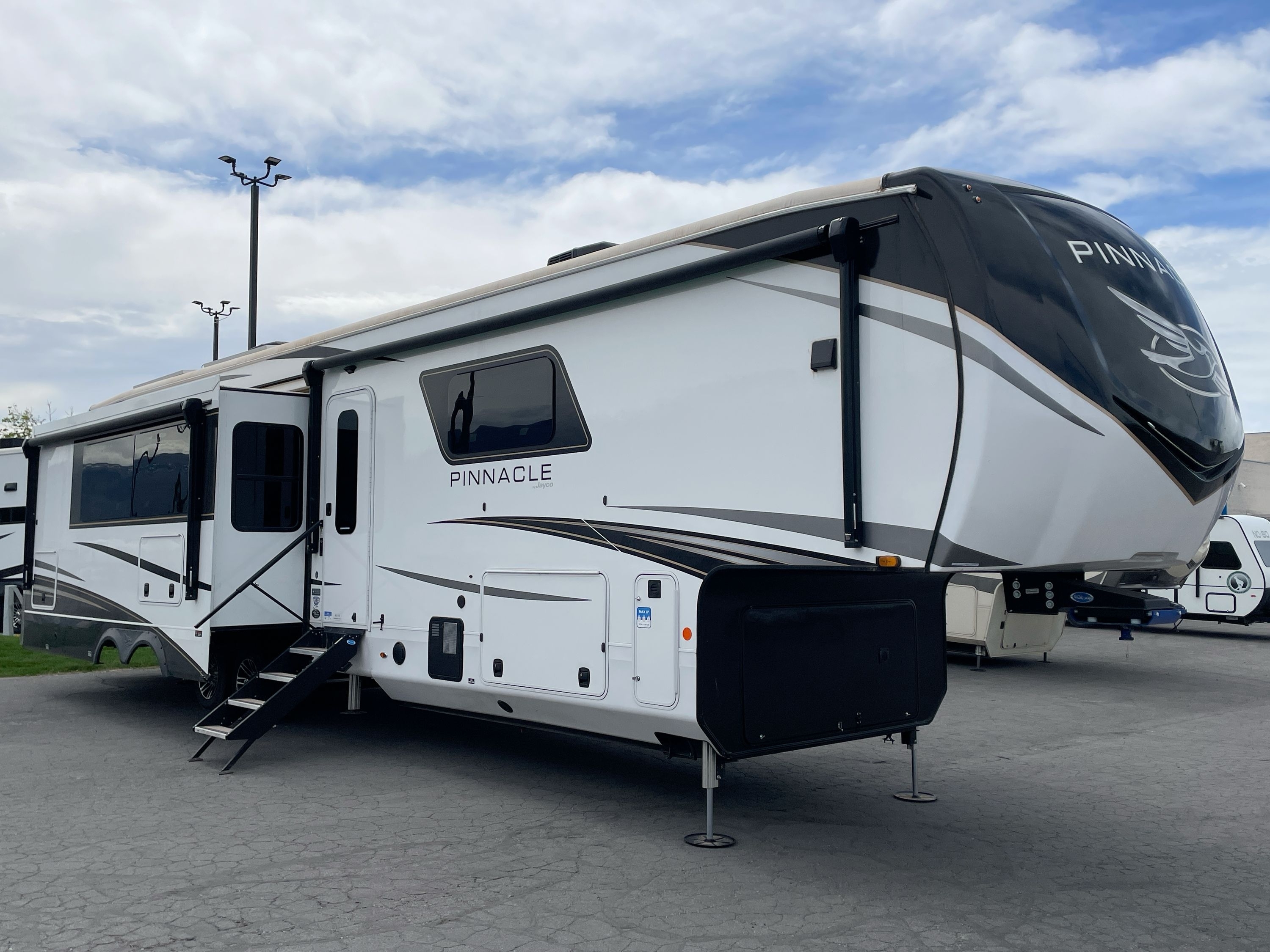 2025 Jayco PINNACLE 38FBRK RV