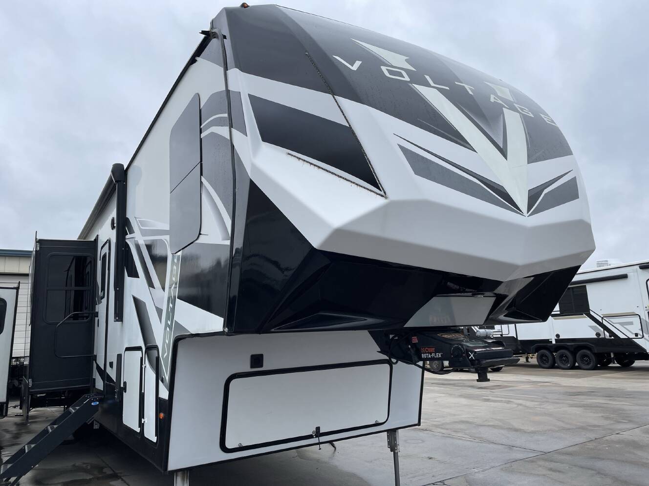 A photo of this 2022 Dutchmen VOLTAGE 4225