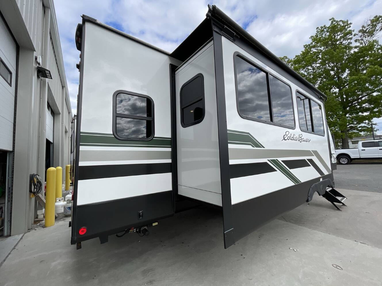 A photo of this 2024 Dutchmen EDDIE BAUER SIGNATURE 33RL