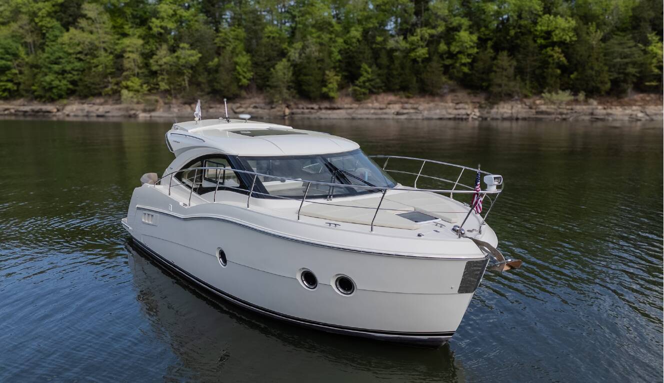A photo of this 2014 Carver C37