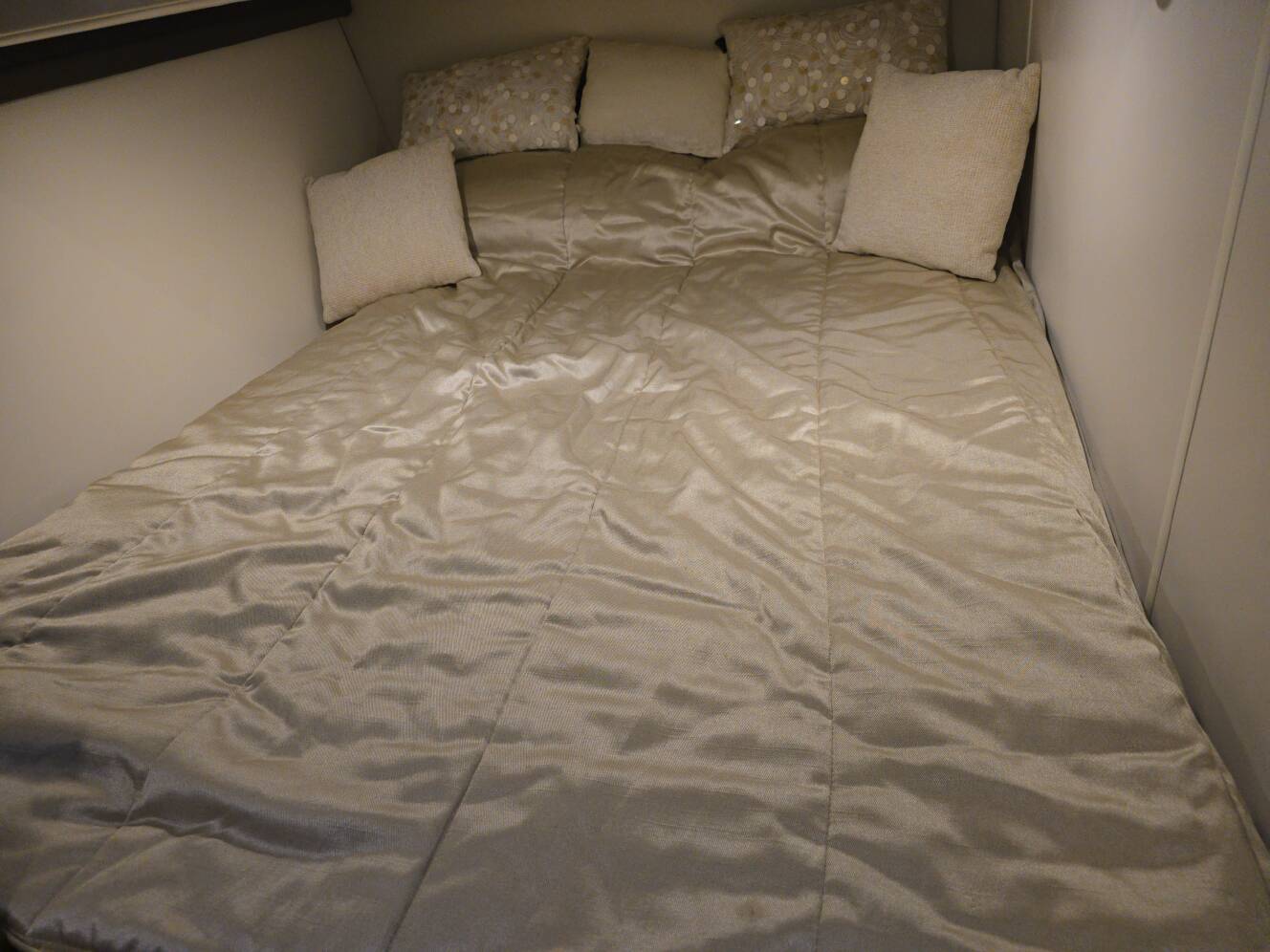 A photo of this 2014 Carver C37