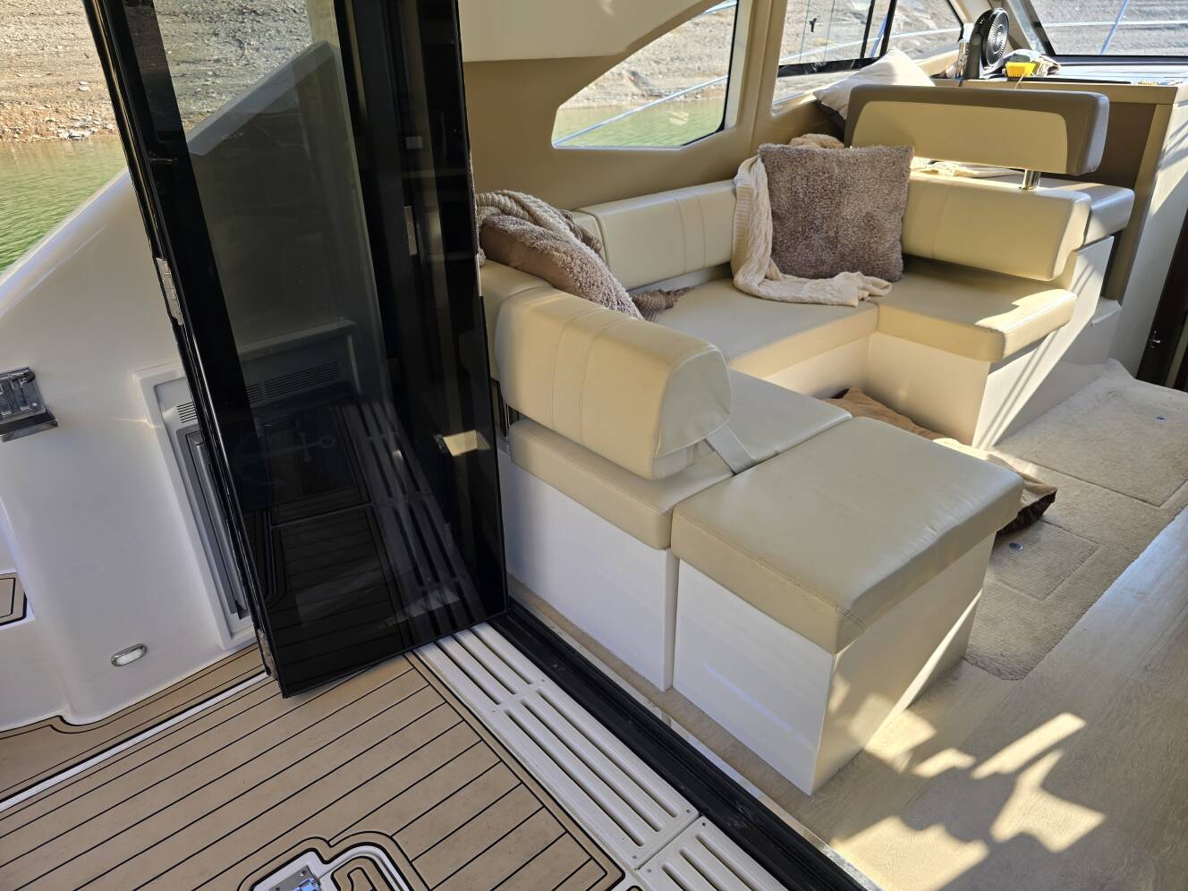 A photo of this 2014 Carver C37