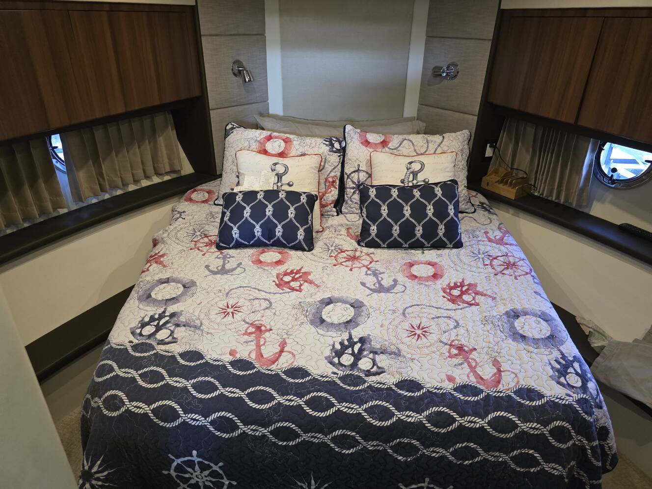 A photo of this 2014 Carver C37