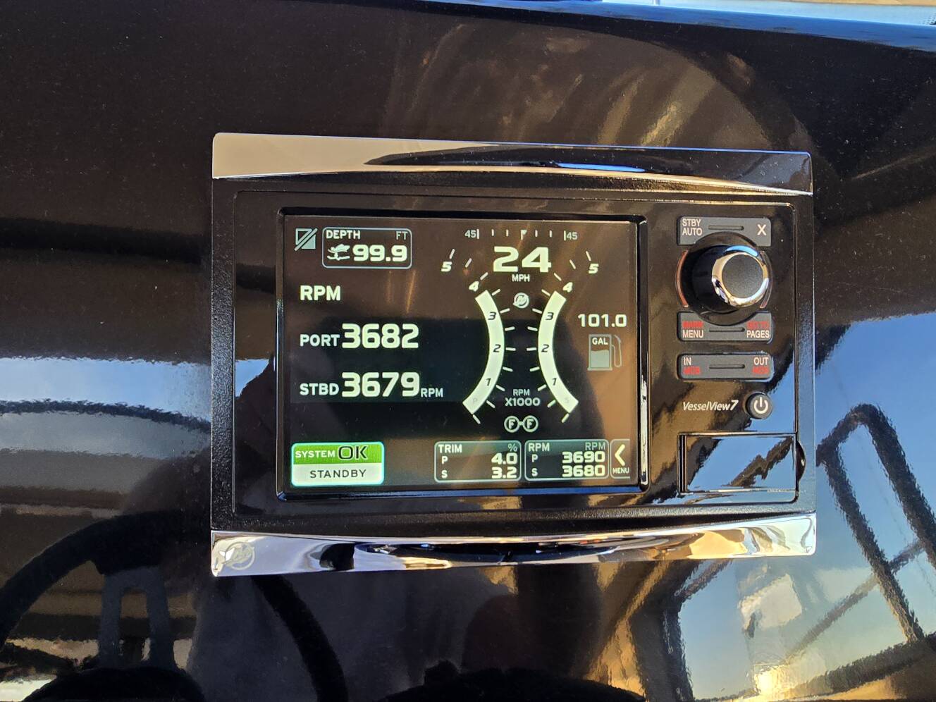 A photo of this 2014 Carver C37