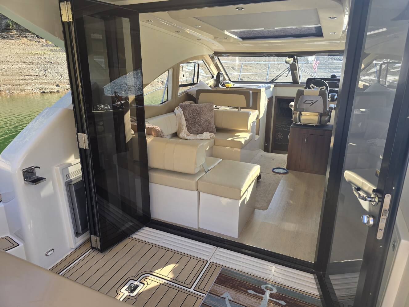 A photo of this 2014 Carver C37