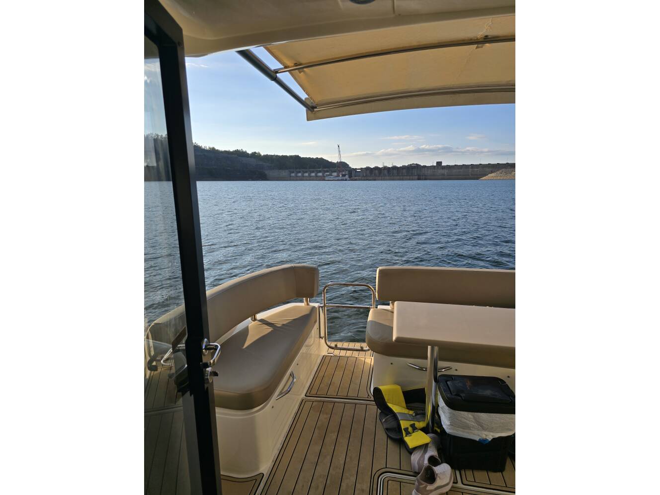 A photo of this 2014 Carver C37